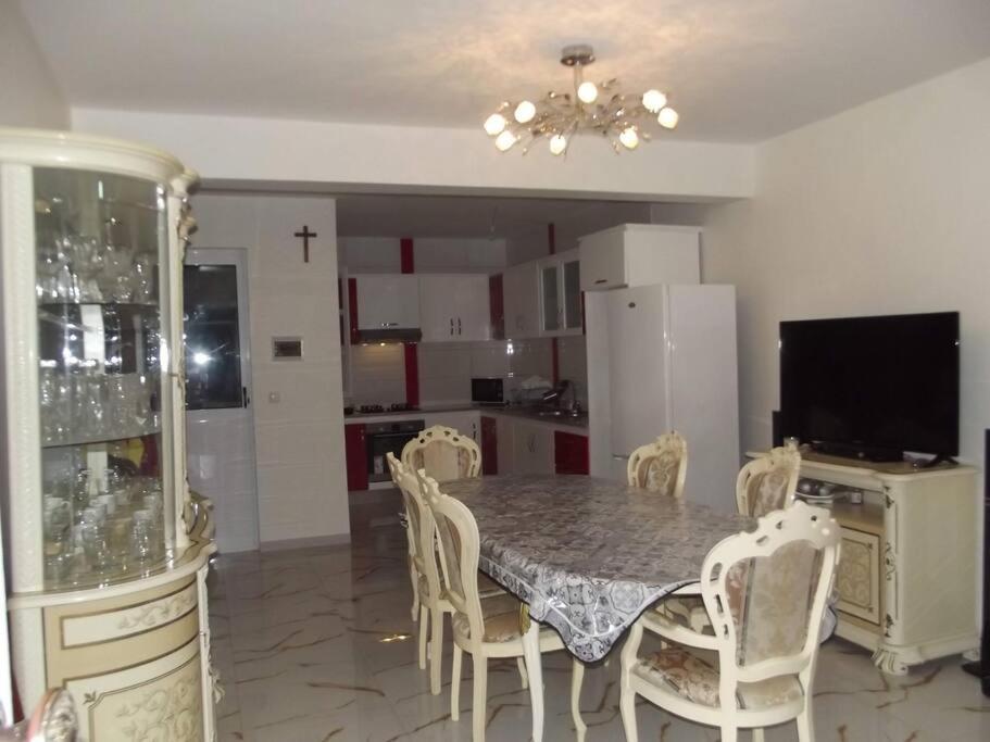 Kuchyň nebo kuchyňský kout v ubytování Maison familiale à Tarrafal.