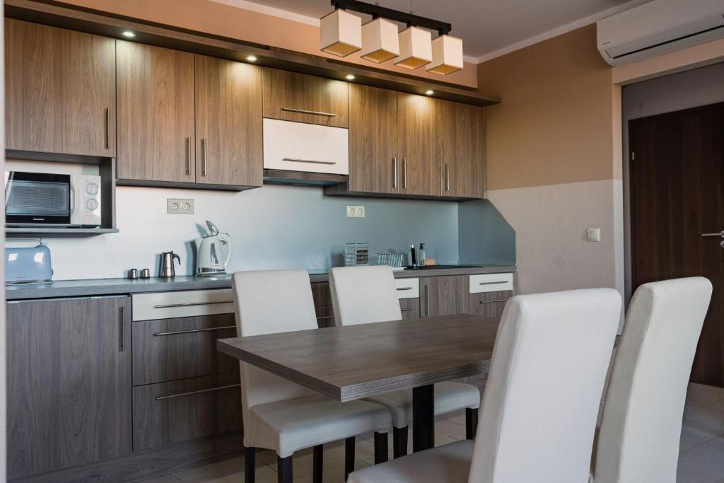 Kuchyň nebo kuchyňský kout v ubytování Zafír Apartman Sárvár