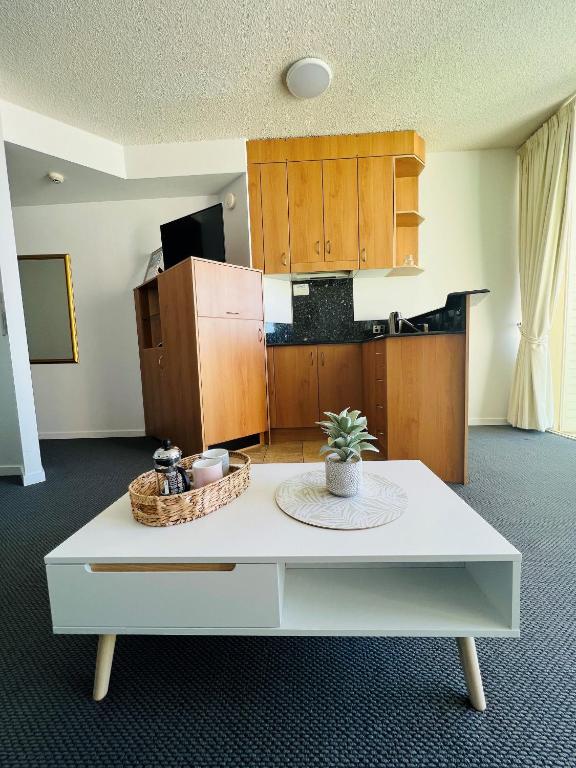 Cucina o angolo cottura di Top Floor Beachside Apartment in the Heart of Mooloolaba