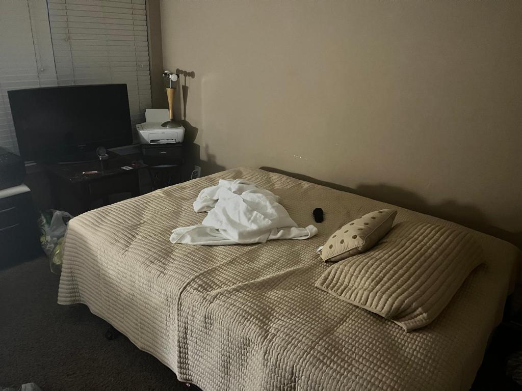 una camera da letto con letto, lenzuola e cuscini bianchi di avk a Kennesaw