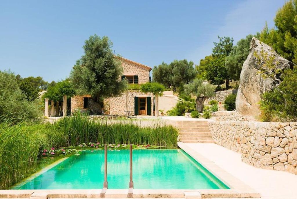 een huis met een zwembad voor een huis bij Puig de Garrafa in Andratx