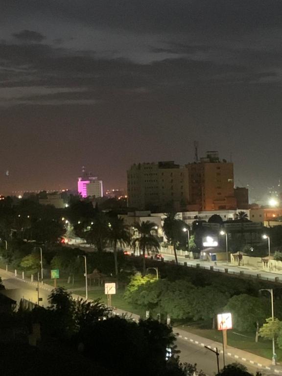Una ciudad iluminada por la noche con una autopista en Ismailia, en Ismailía