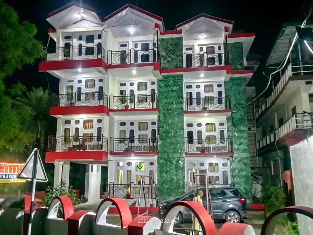 カングラにあるAtithi Hotelの夜の建物模型