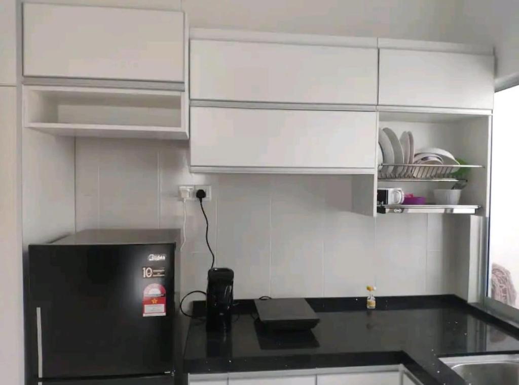Kuchyň nebo kuchyňský kout v ubytování 3 Bedroom Apartment with Pool and Beautiful View in Klebang, Ipoh