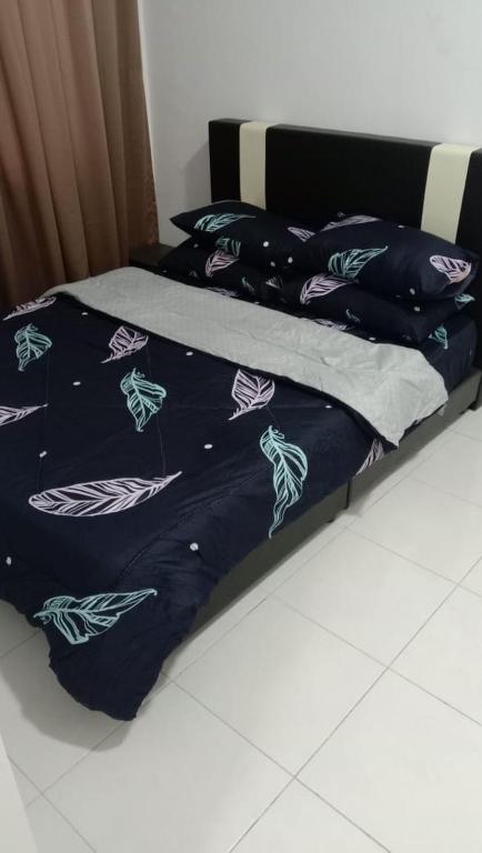 Postel nebo postele na pokoji v ubytování 3 Bedroom Apartment with Pool and Beautiful View in Klebang, Ipoh
