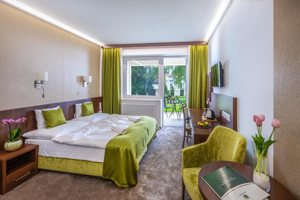 Postel nebo postele na pokoji v ubytování Szarvaskút Hotel
