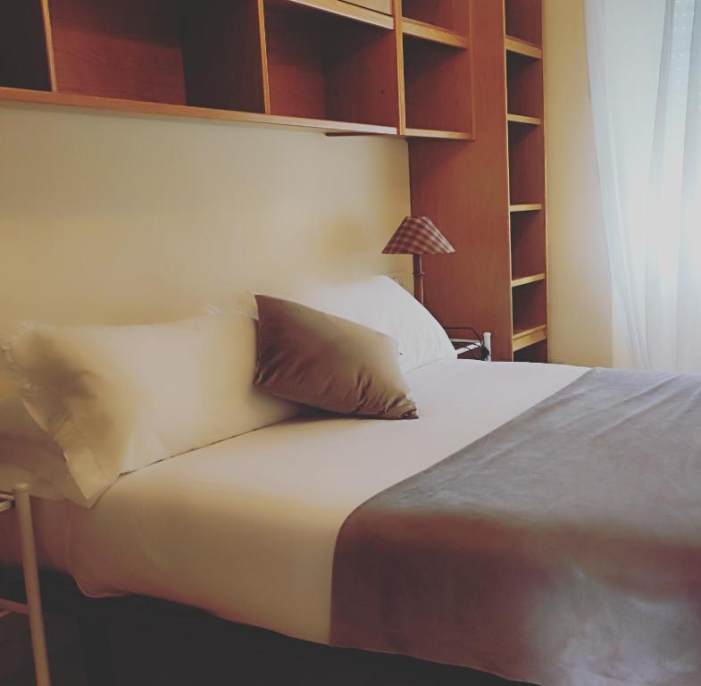 una camera da letto con un letto con cuscini sopra di LOW COST CASA BRAIS a San Pedro de Benquerencia