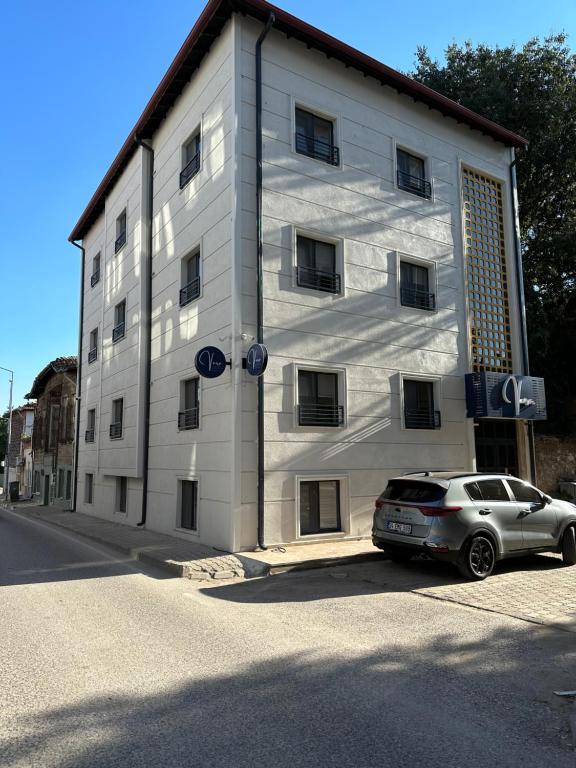 un edificio blanco con un coche aparcado delante de él en Vera Edirne en Edirne