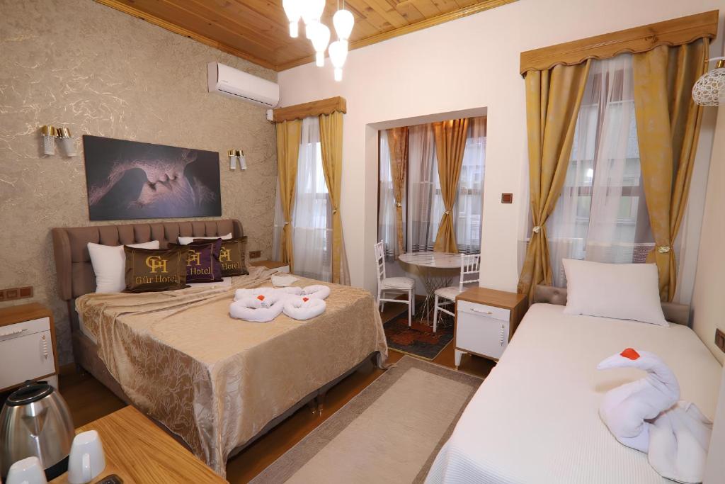 1 dormitorio con 2 camas y toallas. en Royal Gur Hotel, en Estambul