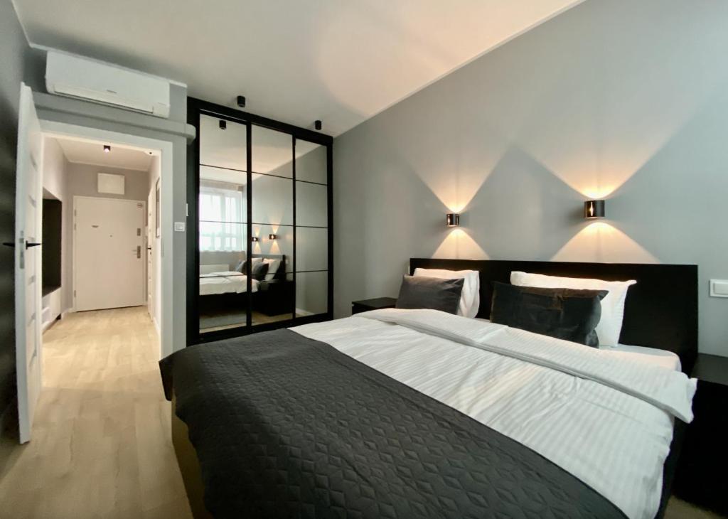 Posteľ alebo postele v izbe v ubytovaní Poznań Apartments Towarowa