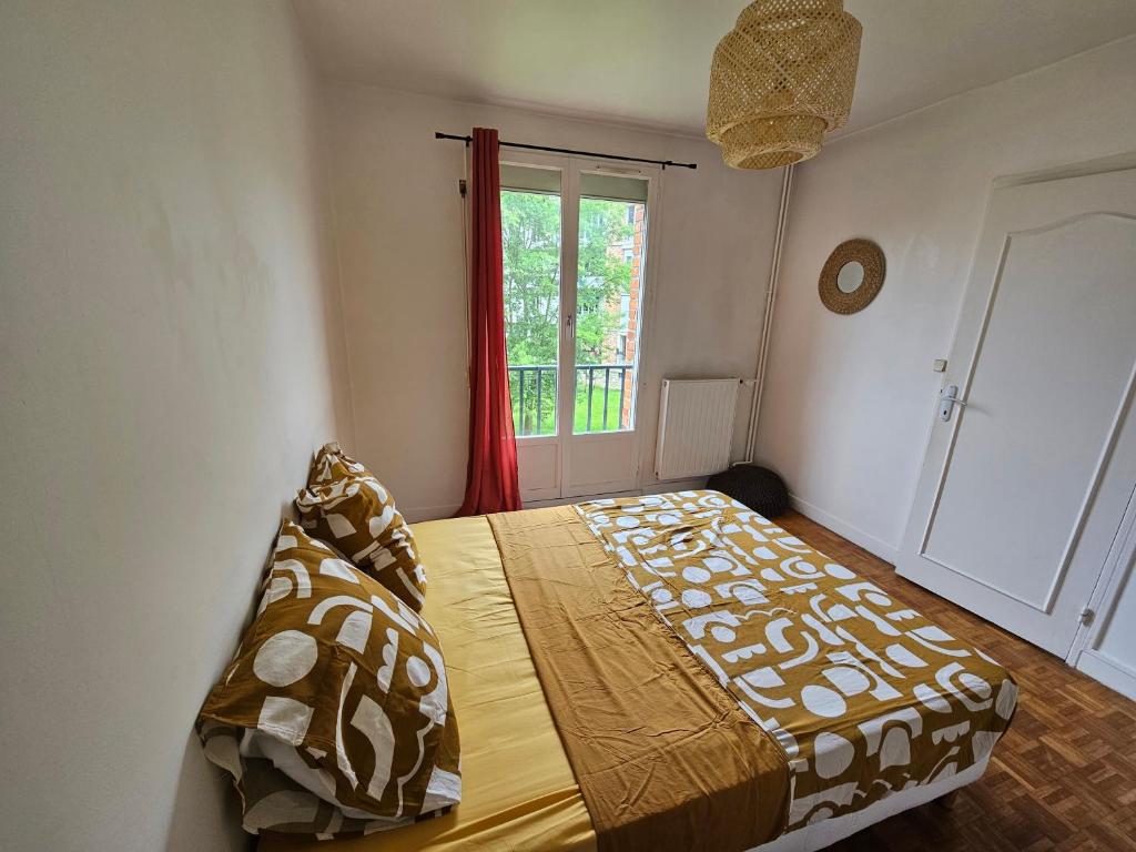 sypialnia z łóżkiem i oknem w obiekcie Cosy appartement près *RER et Disney, Paris w mieście Villiers-sur-Marne