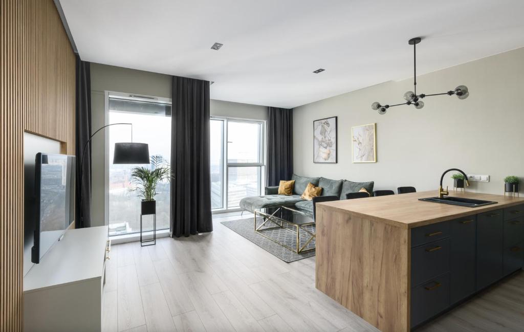 Televízia a/alebo spoločenská miestnosť v ubytovaní Poznań Apartments Towarowa