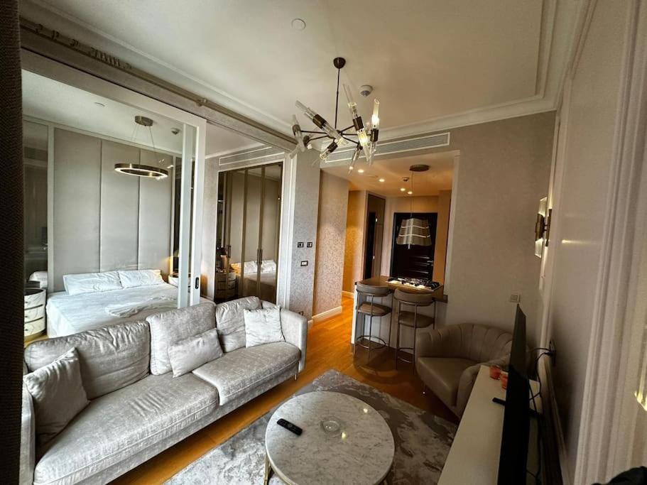 sala de estar con sofá y cama en Emaar’da konforlu bir konaklama, en Estambul