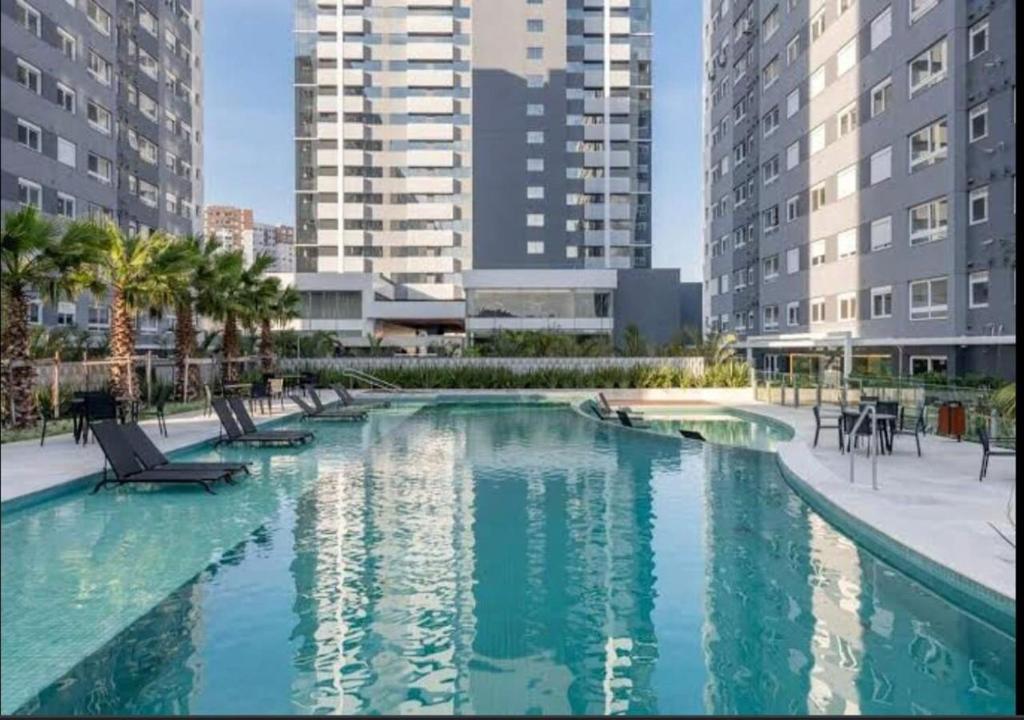 una gran piscina en una ciudad con edificios altos en NOVO!Apt.condomínio clube,próximo ao Consulado EUA, en Porto Alegre