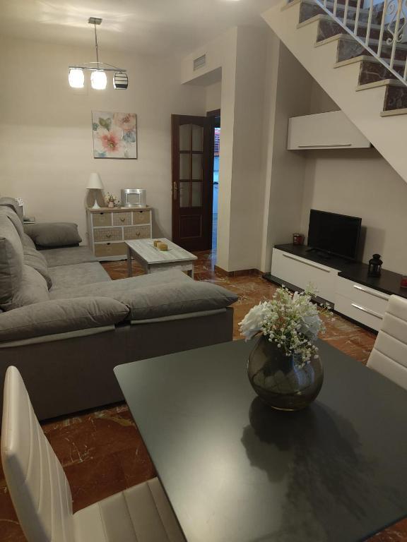- un salon avec un canapé et une table dans l'établissement EL NIDO, à Montoro
