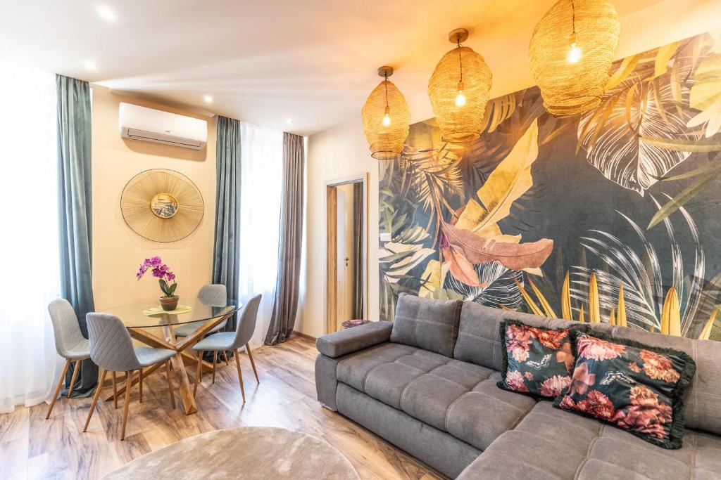 uma sala de estar com um sofá e uma mesa em Jungle Apartment with 2 Bathrooms em Budapeste