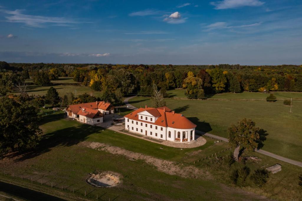 une vue aérienne sur une grande maison blanche avec des toits rouges dans l'établissement Zámeček - Chateau Lány, à Břeclav