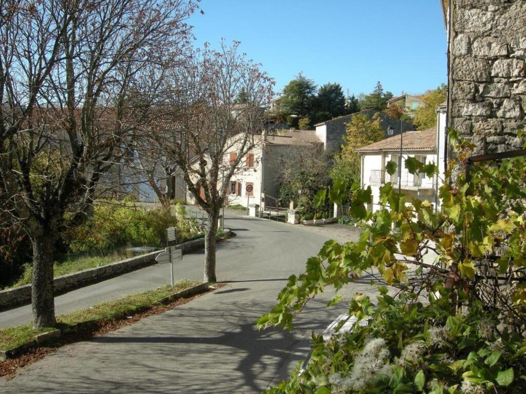 ReillanneにあるLes Marronniers du Luberonの高台の木々や家並みが並ぶ空き道