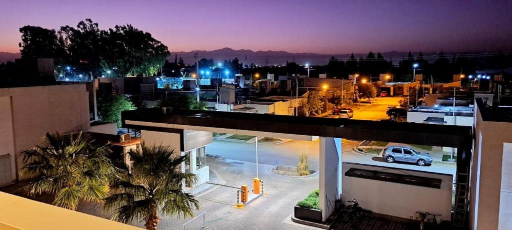 een uitzicht op de stad 's nachts vanuit een gebouw bij ESTE SUEÑO in San Martín