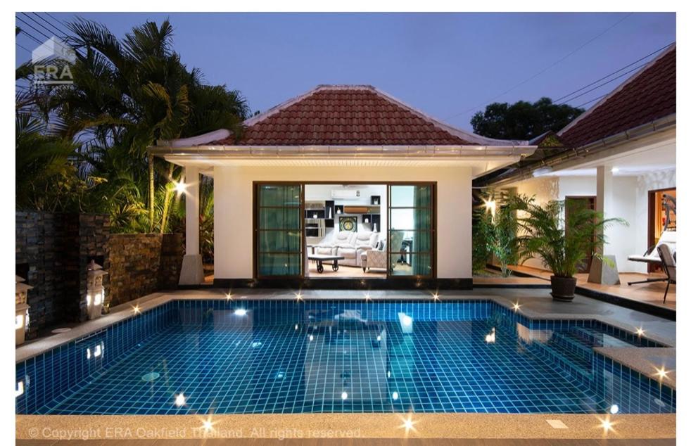 uma piscina em frente a uma casa em Mae Phim , Bali Residence 2 with privat pool em Rayong