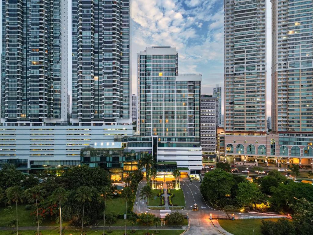 un perfil urbano con edificios altos en una ciudad en Intercontinental Miramar Panama, an IHG Hotel, en Panamá