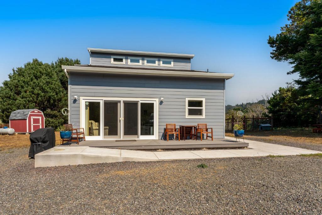 una casetta minuscola con sedie e un tavolo di fronte di Tidepool Retreat a Fort Bragg