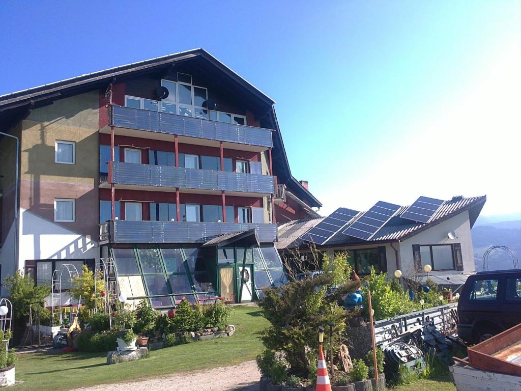 uma casa com painéis solares na lateral em Ferienwohnung - Apartement - Hotel Klippitz Nordost em Reichenfels