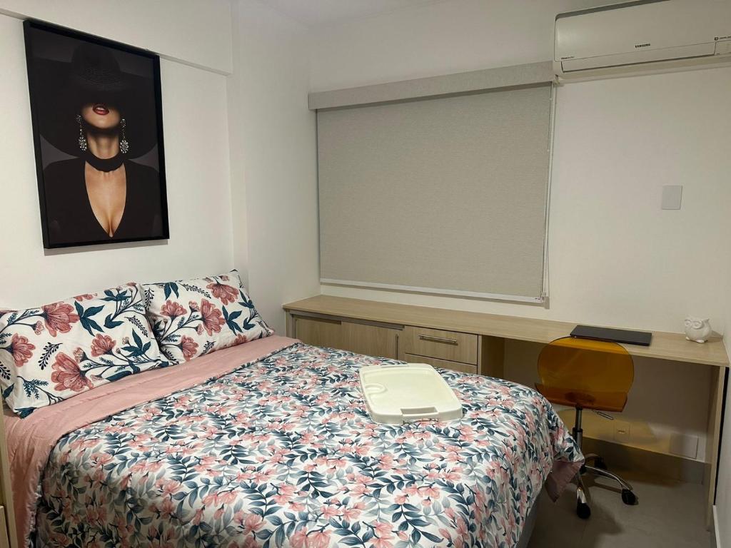 1 dormitorio con 1 cama con ordenador portátil en Apartamento Olof, en Río de Janeiro
