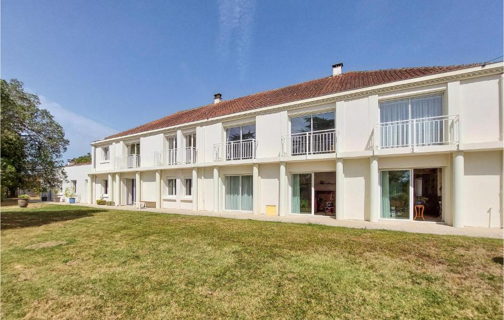 a large white building with a large yard at Domaine De La Louisiane in Port-Sainte-Marie