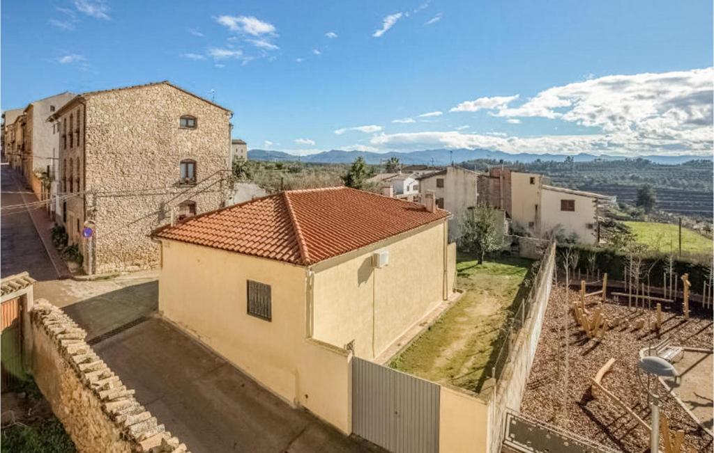 un edificio con techo de baldosas rojas en una calle en Stunning Home In El Masroig With House A Panoramic View, en Masroig