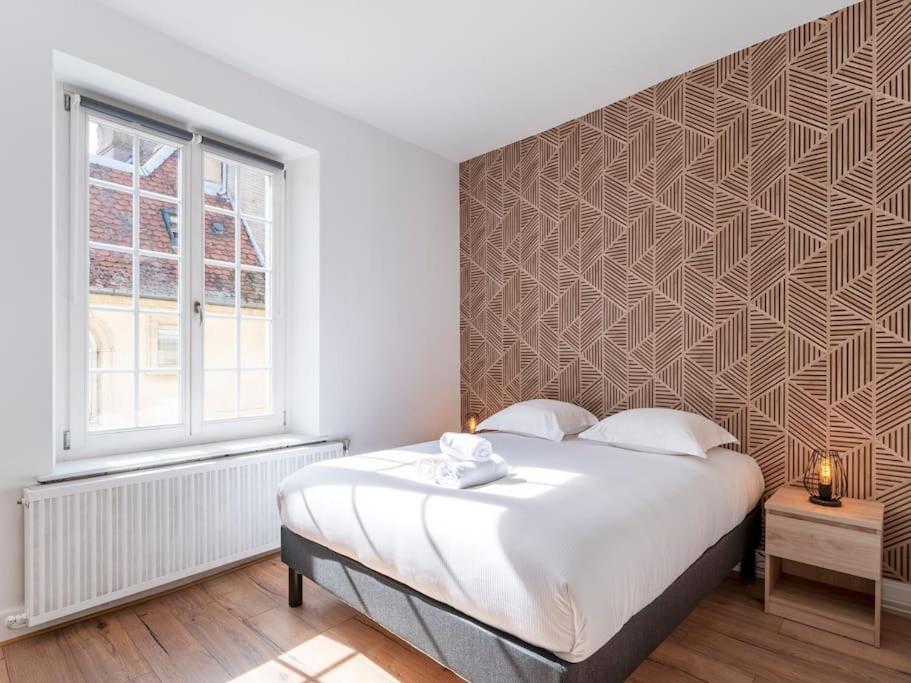 une chambre avec un grand lit blanc et une fenêtre dans l'établissement L'Alerion Nancéien - Appt pour 2 à Nancy, à Nancy