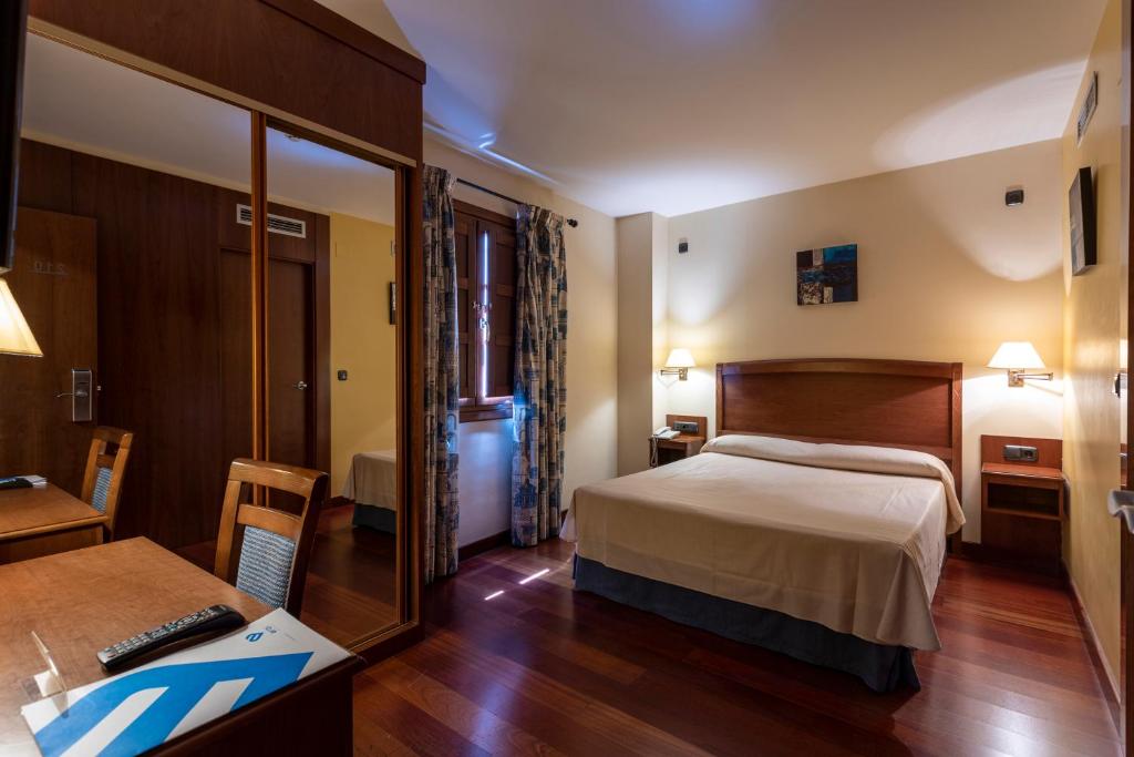 Postel nebo postele na pokoji v ubytování Hotel Aroi Bierzo Plaza