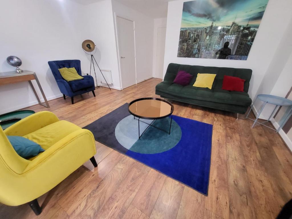 sala de estar con sofá, sillas y mesa en Garland Modern 3 Bedroom House with Parking & Garden Dartford 2, en Kent