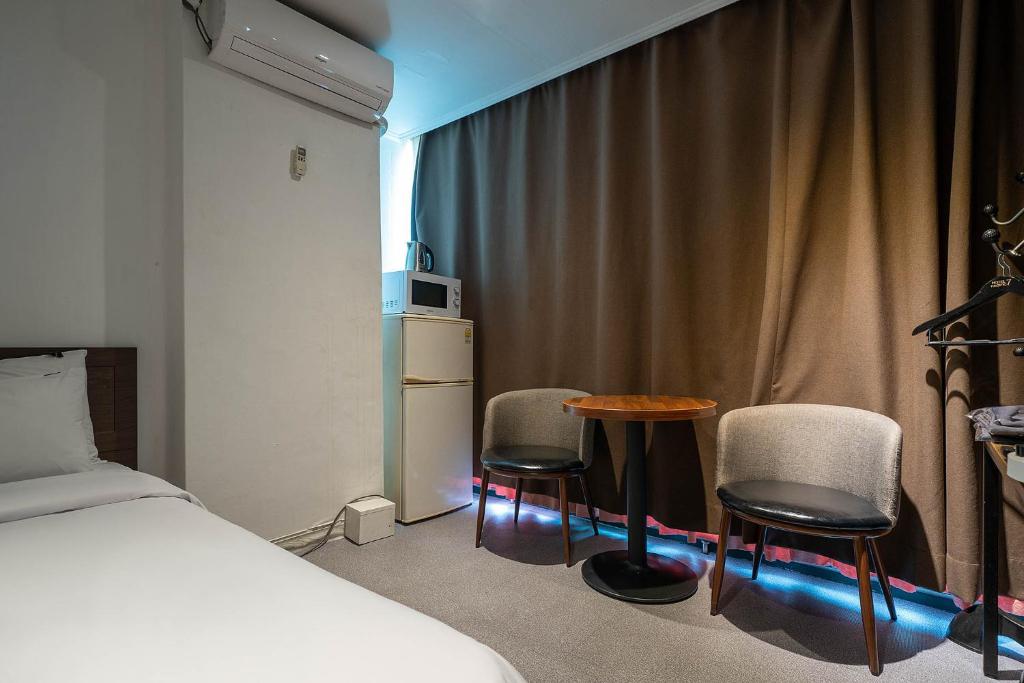 Postel nebo postele na pokoji v ubytování Pacific7 Hotel