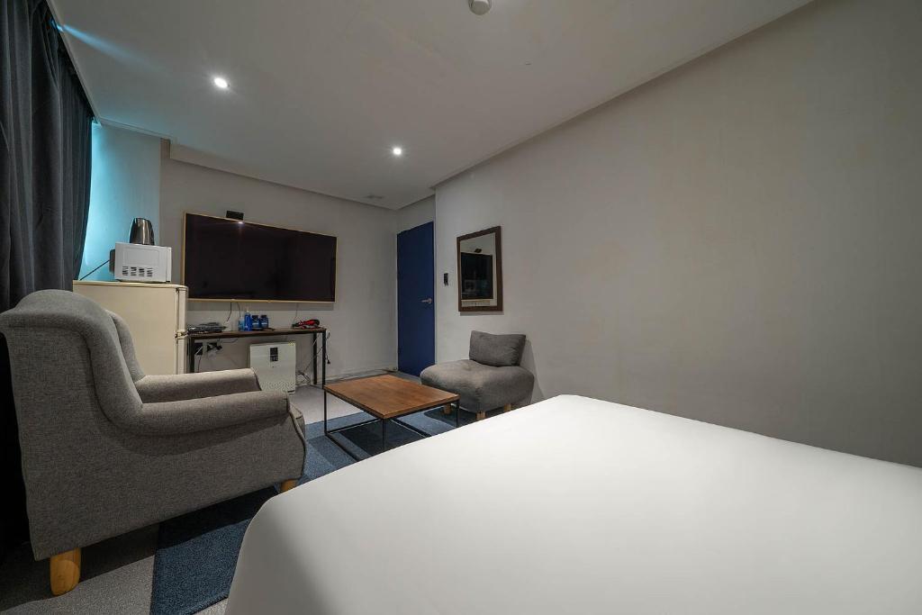 TV a/nebo společenská místnost v ubytování Pacific7 Hotel