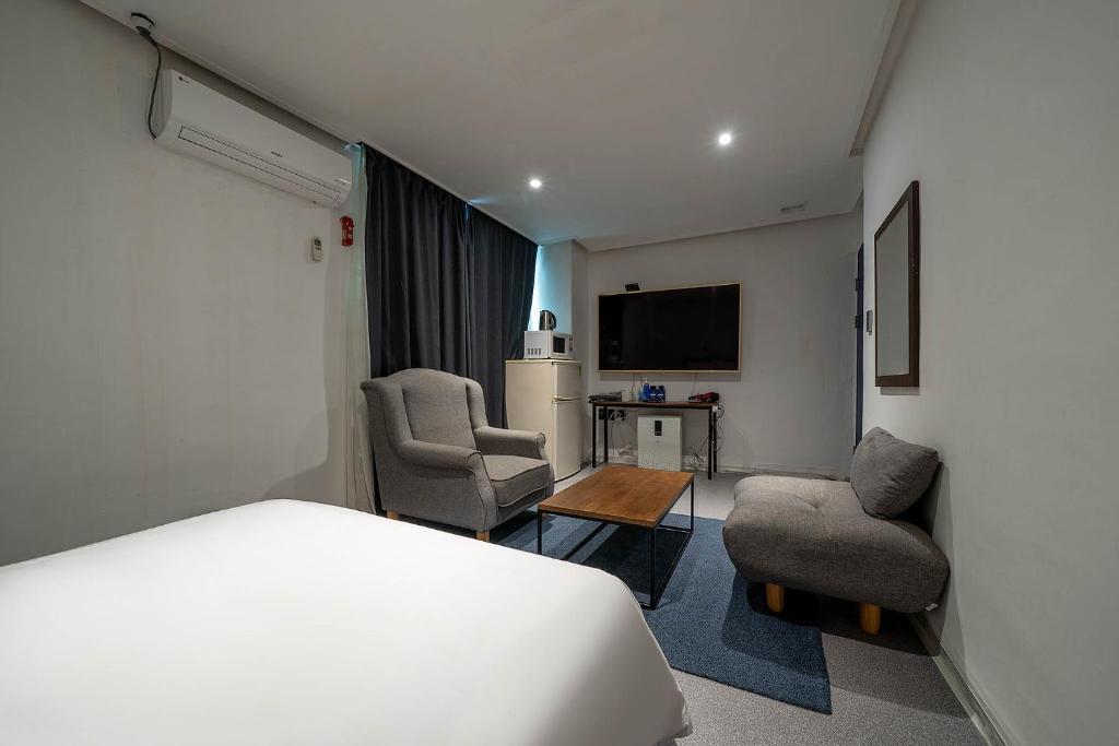 TV a/nebo společenská místnost v ubytování Pacific7 Hotel