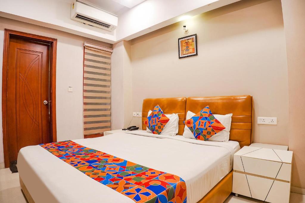 ein Schlafzimmer mit einem großen Bett mit einer bunten Decke in der Unterkunft FabHotel Divine Casa in Bhopal