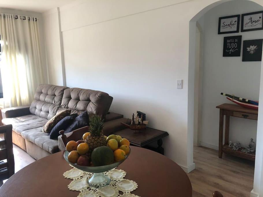 Et opholdsområde på Espaço acolhedor, no Guarujá