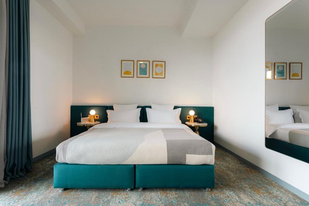 Postel nebo postele na pokoji v ubytování Castor & Pollux Hotel