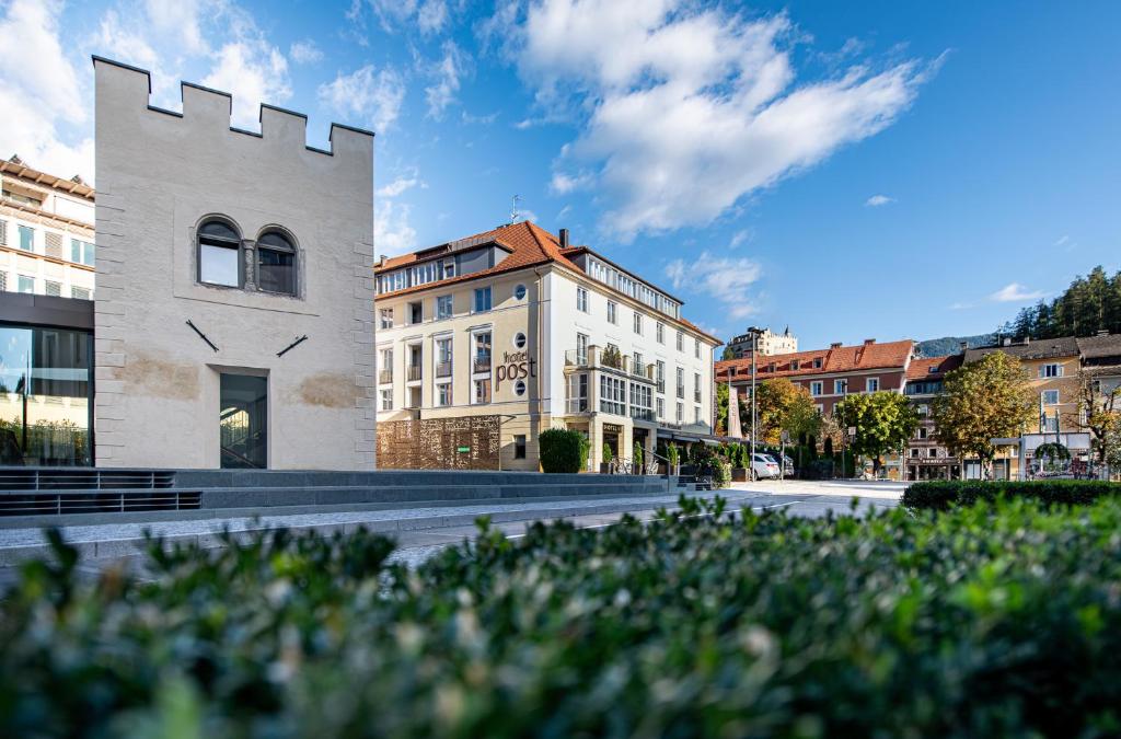 eine Straße in einer Stadt mit Gebäuden in der Unterkunft HOTEL POST alpine cityflair in Bruneck