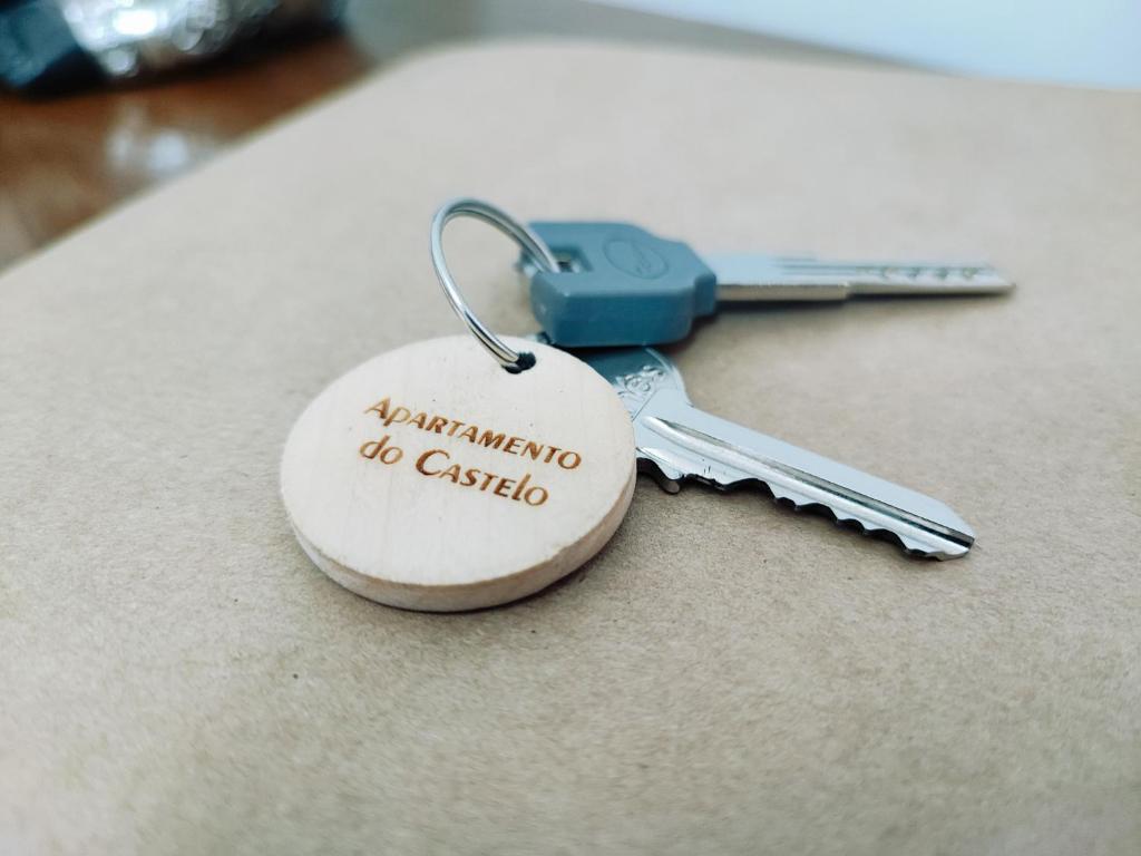 a keychain with a tag that readsulumaho be cased at Apartamento do Castelo in Melgaço