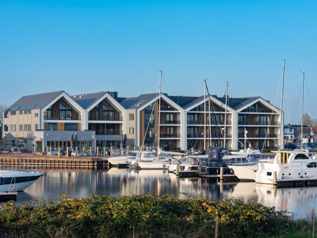 un puerto deportivo con barcos atracados frente a un edificio en Apartment Kamperland near Harbour, en Kamperland