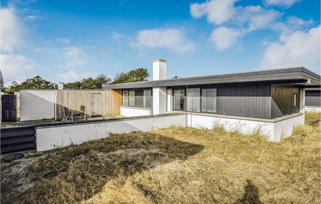 una casa en la cima de una colina con un campo en 2 Bedroom Beautiful Home In Pandrup, en Rødhus