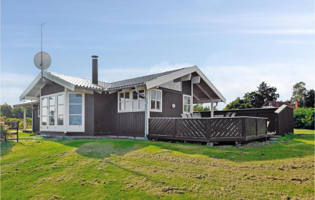 ØrstedにあるLovely Home In rsted With House Sea Viewの大庭付きの家