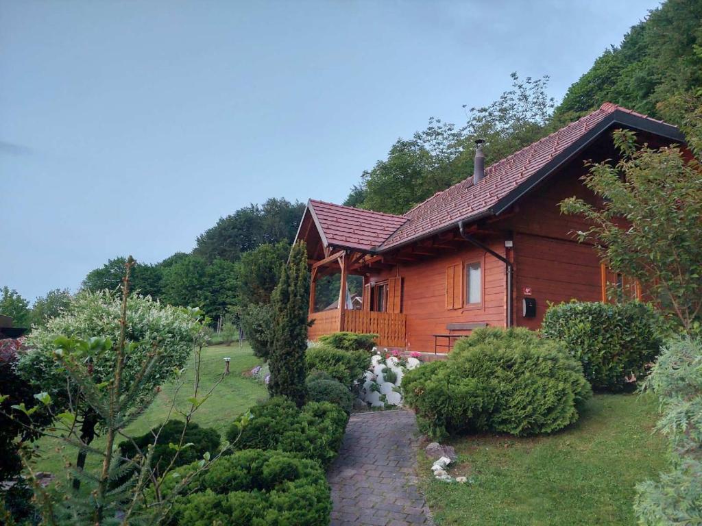 una casa in legno con giardino di fronte di Family house MIRAJ a Krška Vas
