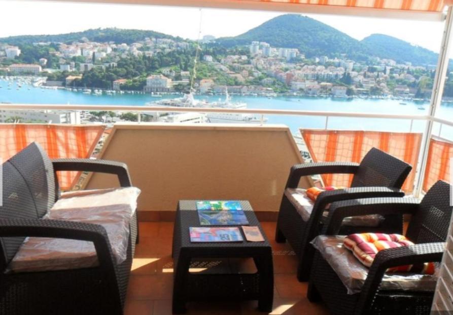 Un balcón con sillas y una mesa con vistas. en Apartment ANELA with large balcony and beautiful sea view, en Dubrovnik