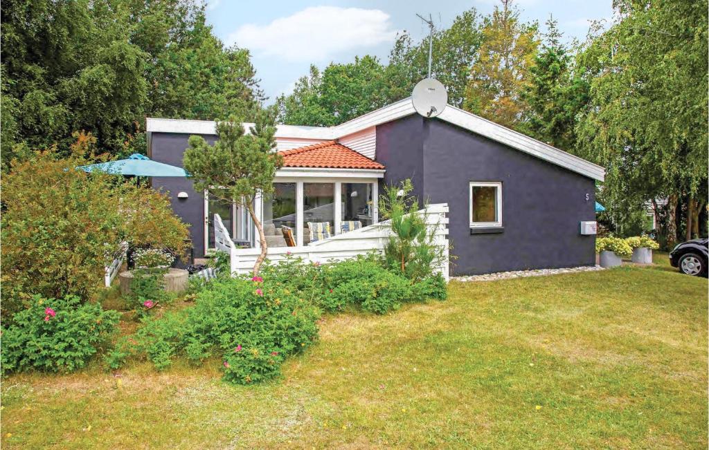 uma pequena casa roxa com um quintal em Beautiful Home In rsted With Kitchen em Kare