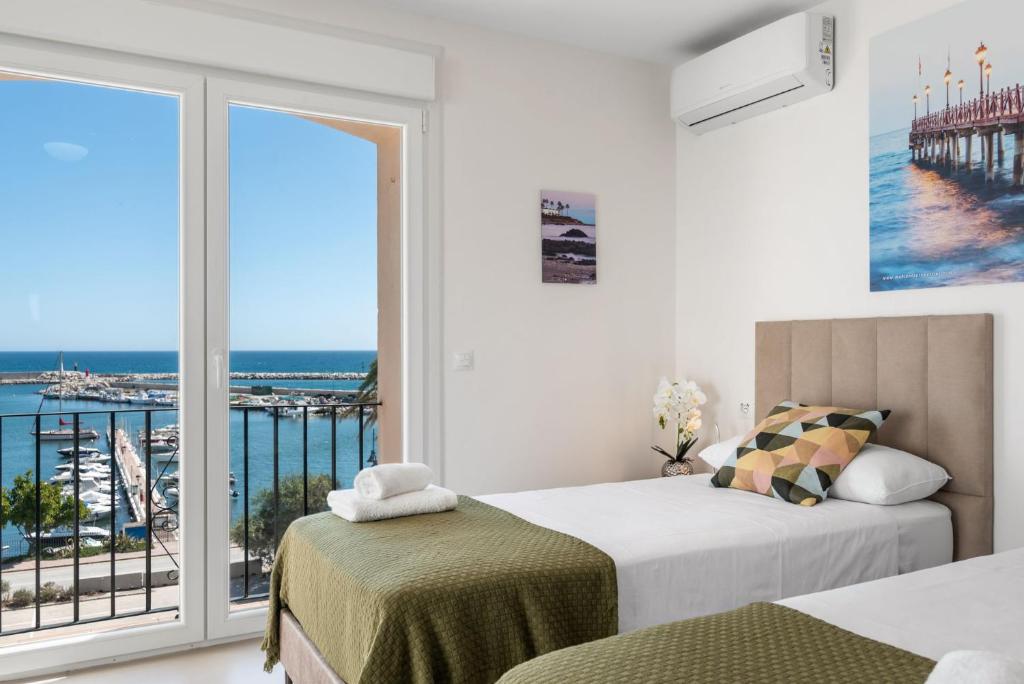 een slaapkamer met 2 bedden en uitzicht op de oceaan bij Belgravia Club Estepona in Estepona
