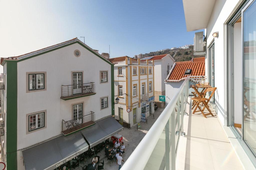een uitzicht vanaf het balkon van een gebouw bij Casa Brilhante - Sunny Delight in Nazaré