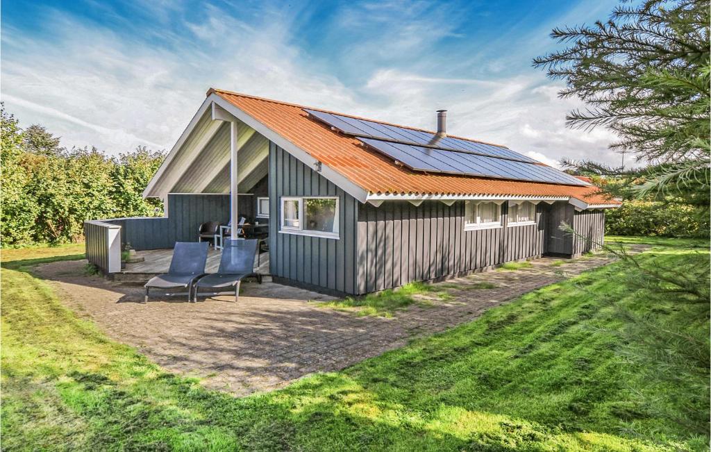 Lovely Home In Asperup With Sauna في Asperup: منزل صغير على السطح مع لوحات شمسية